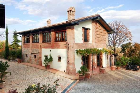 Cascina La Buca Guest House Castello di Serravalle Exterior foto