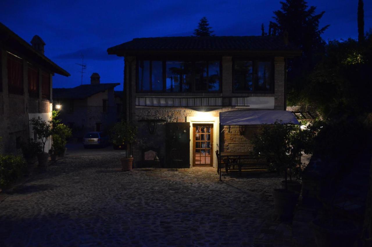 Cascina La Buca Guest House Castello di Serravalle Exterior foto