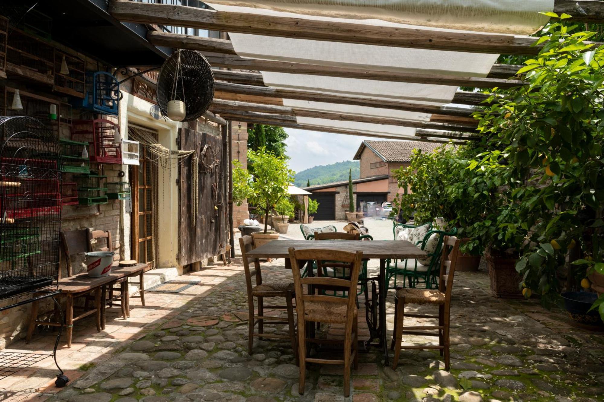 Cascina La Buca Guest House Castello di Serravalle Exterior foto