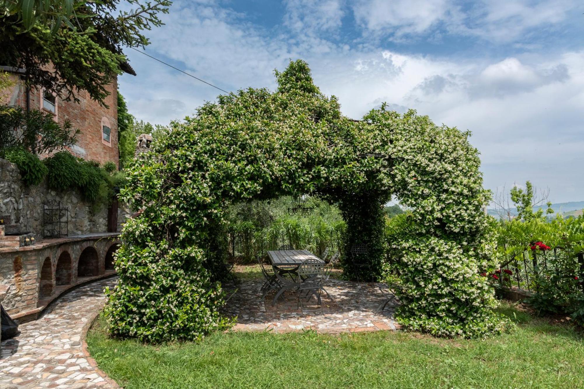 Cascina La Buca Guest House Castello di Serravalle Exterior foto