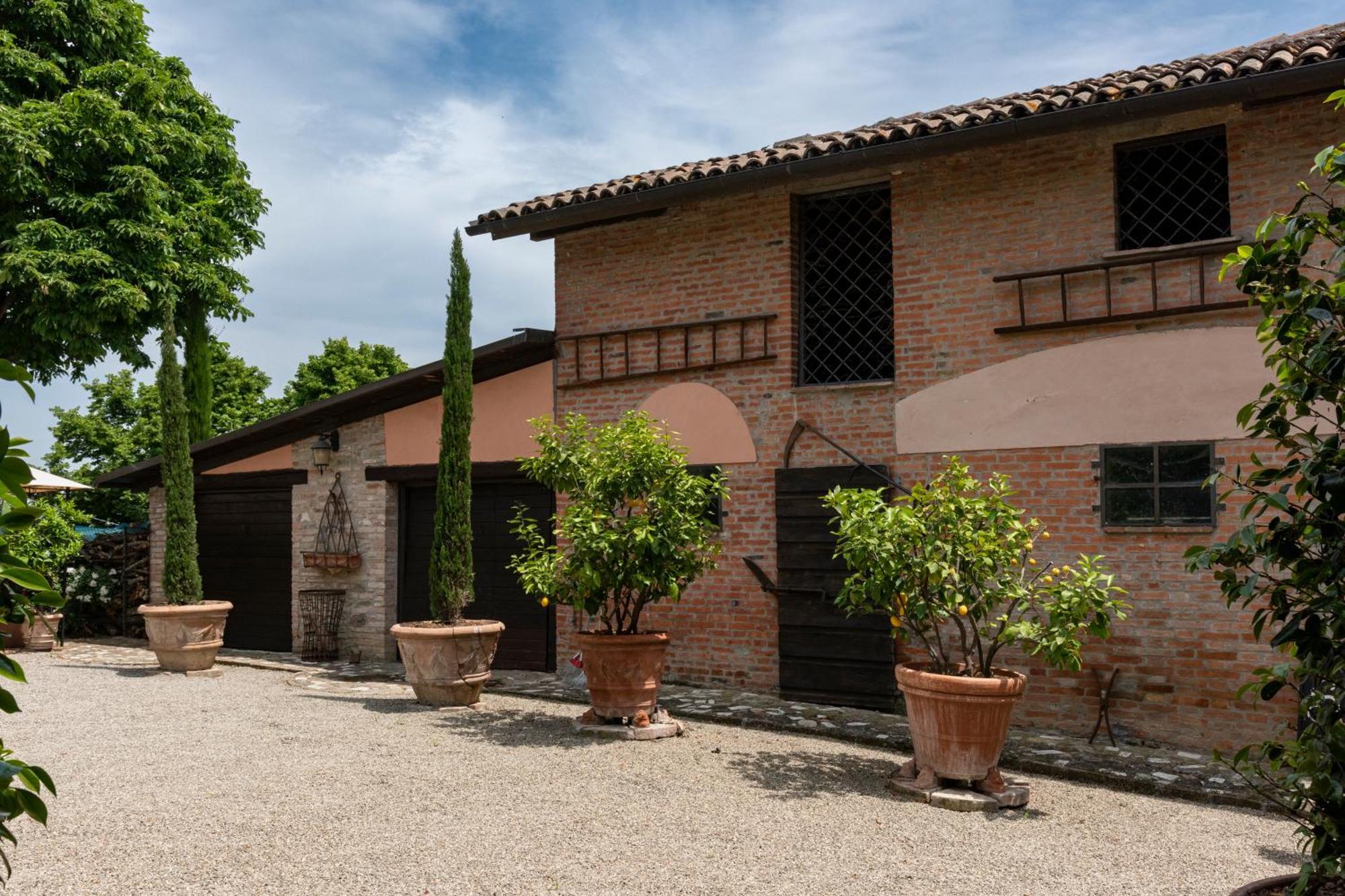 Cascina La Buca Guest House Castello di Serravalle Exterior foto
